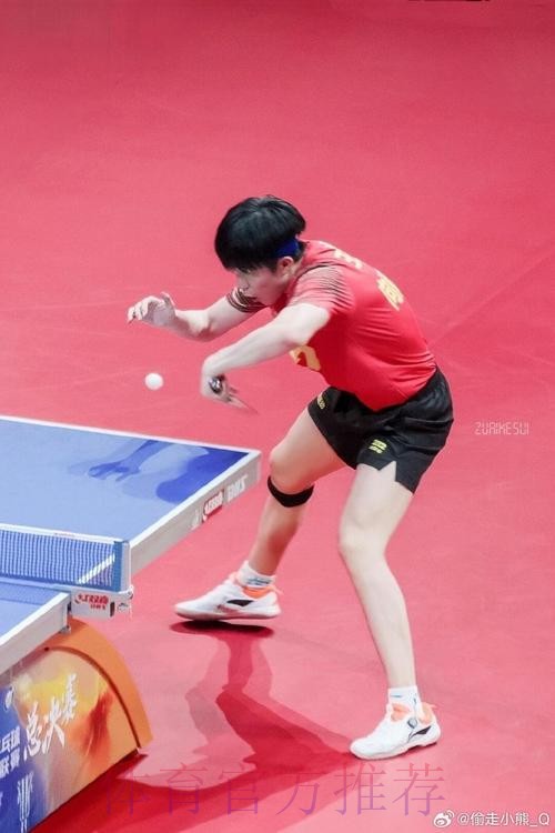 李苑鑫更新社媒分享训练中的趣味日常：拿球就进